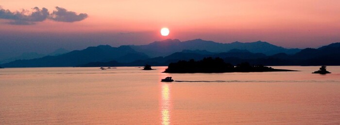 于日出日落十分,看水波盈盈,波光粼粼. 喜欢千岛湖的山