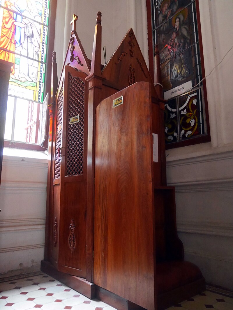 忏悔室,也称为告解室,神父坐在里面聆听教友们的忏悔.