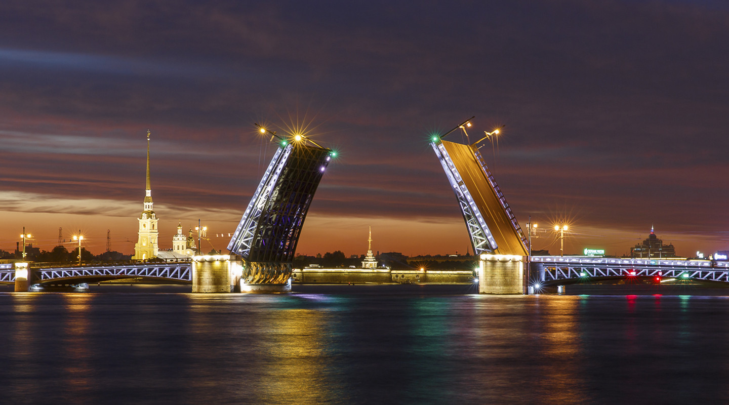 整个城市由42个岛屿组成,300多座桥梁把这些岛屿连接了起来.