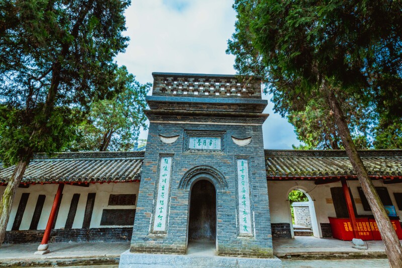 半月台是诸葛亮当年观星象的地方.