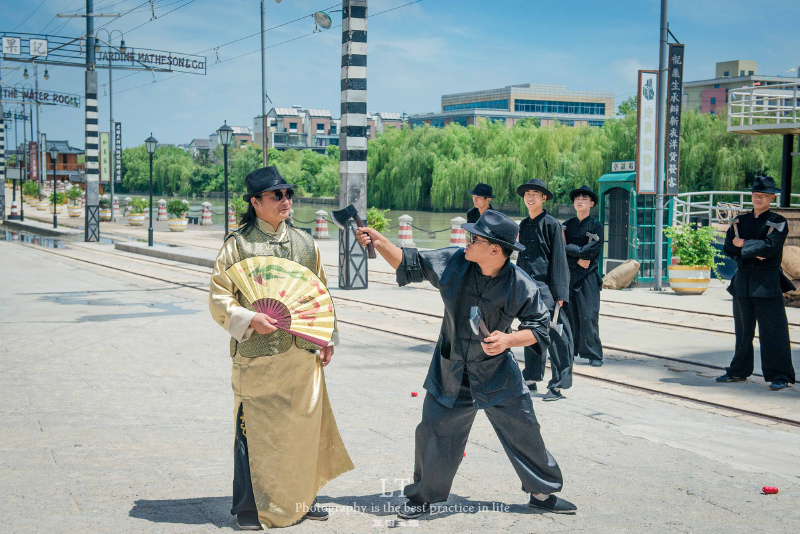 这里还有一群斧头帮的小弟们在此,要和马褂大哥