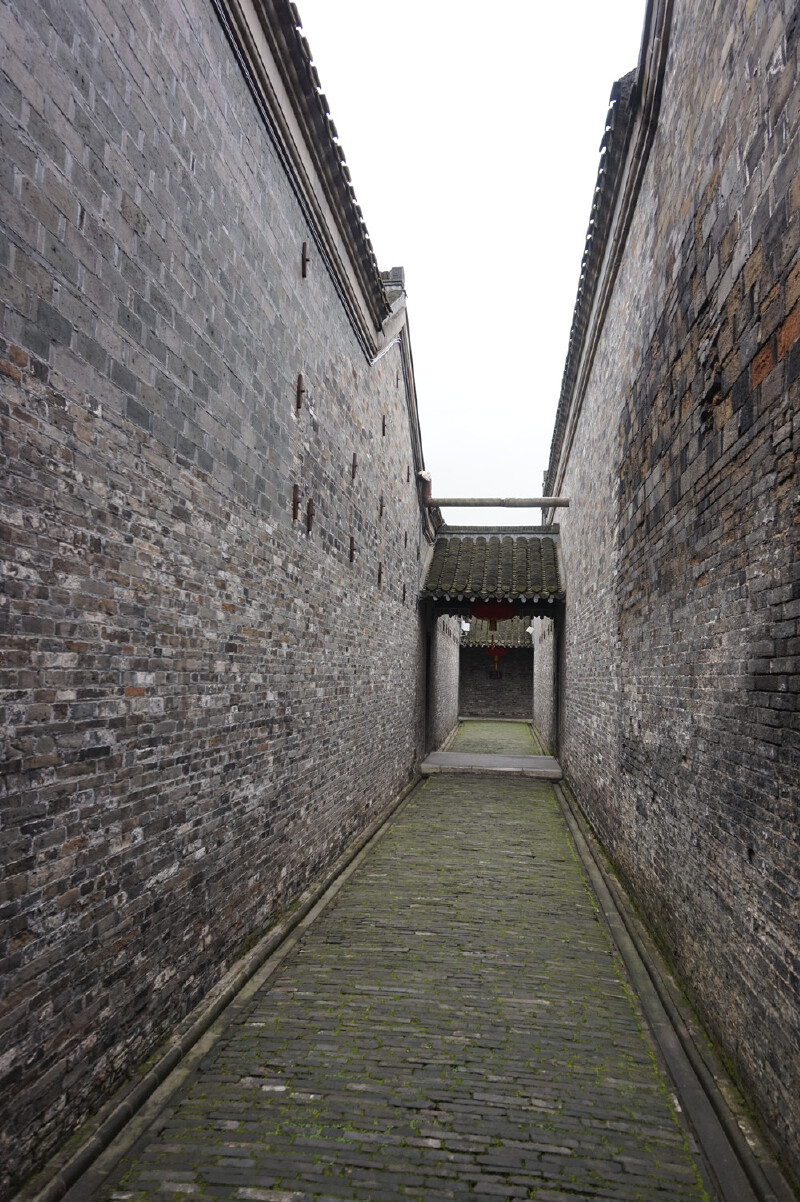 眼前看见的这座小楼叫"丛书楼",楼分山下两