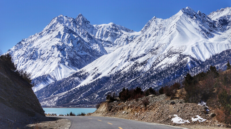 绝对会给你如临仙境的惊喜,仿佛是瑞士阿尔卑斯山的雪峰,冰川和九寨沟