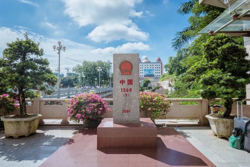 往前一步是越南的芒街口岸,退后一步是中国