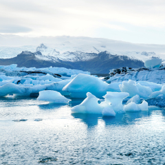 冰岛秋天夕阳下的冰河湖