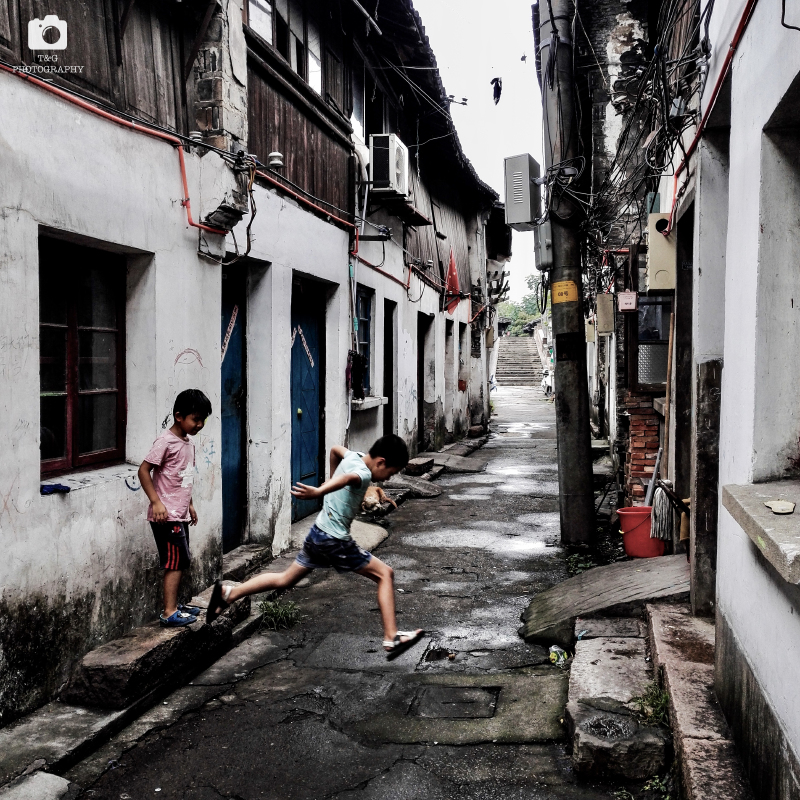 巷子里玩耍的小孩子,仿佛一下回到了自己小时候