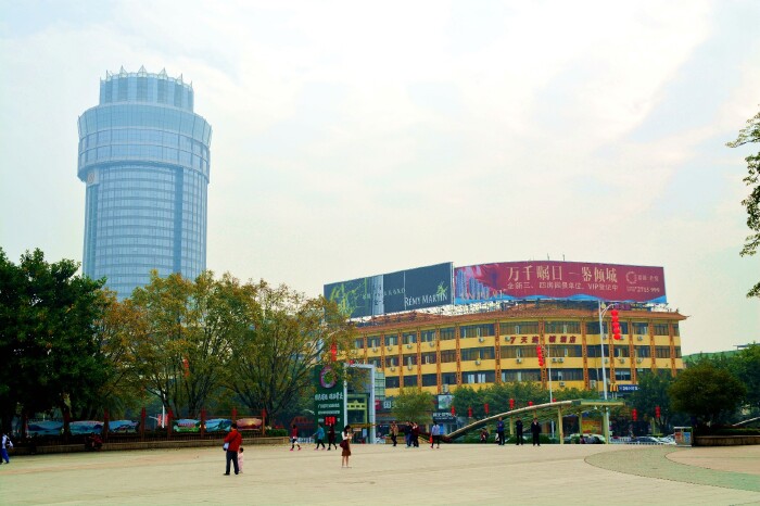 肇庆星湖国际广场位居城市中心,紧靠牌坊广场,七星岩风景区和市汽车