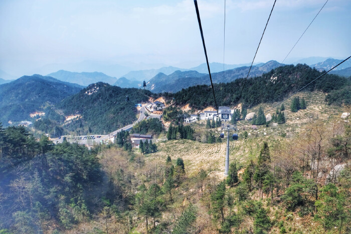 缆车沿飞来峰峡谷穿行,天柱群峰扑面而来,给人以惊险新奇体验与视觉