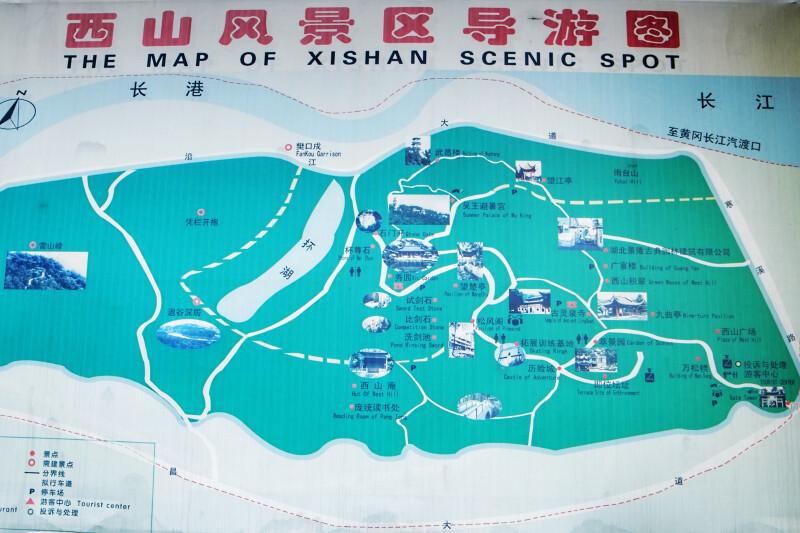 西山常年气候温和,雨量充沛,万木葱茏,百花争艳.