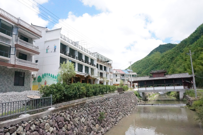 我们是坐着601路,从丽阳门公园晃晃悠悠的到了峰源乡庞山村,因为正巧