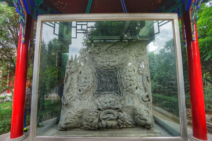 墓志有盖,均为青石质.