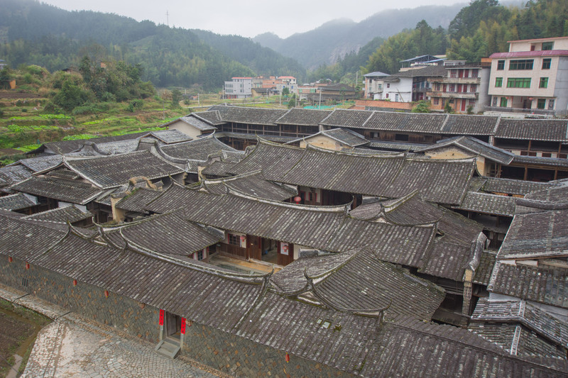 有青石築起的堅固仁和莊,孝友美名傳天下的嘉祿莊,保存妥善的愛荊莊和