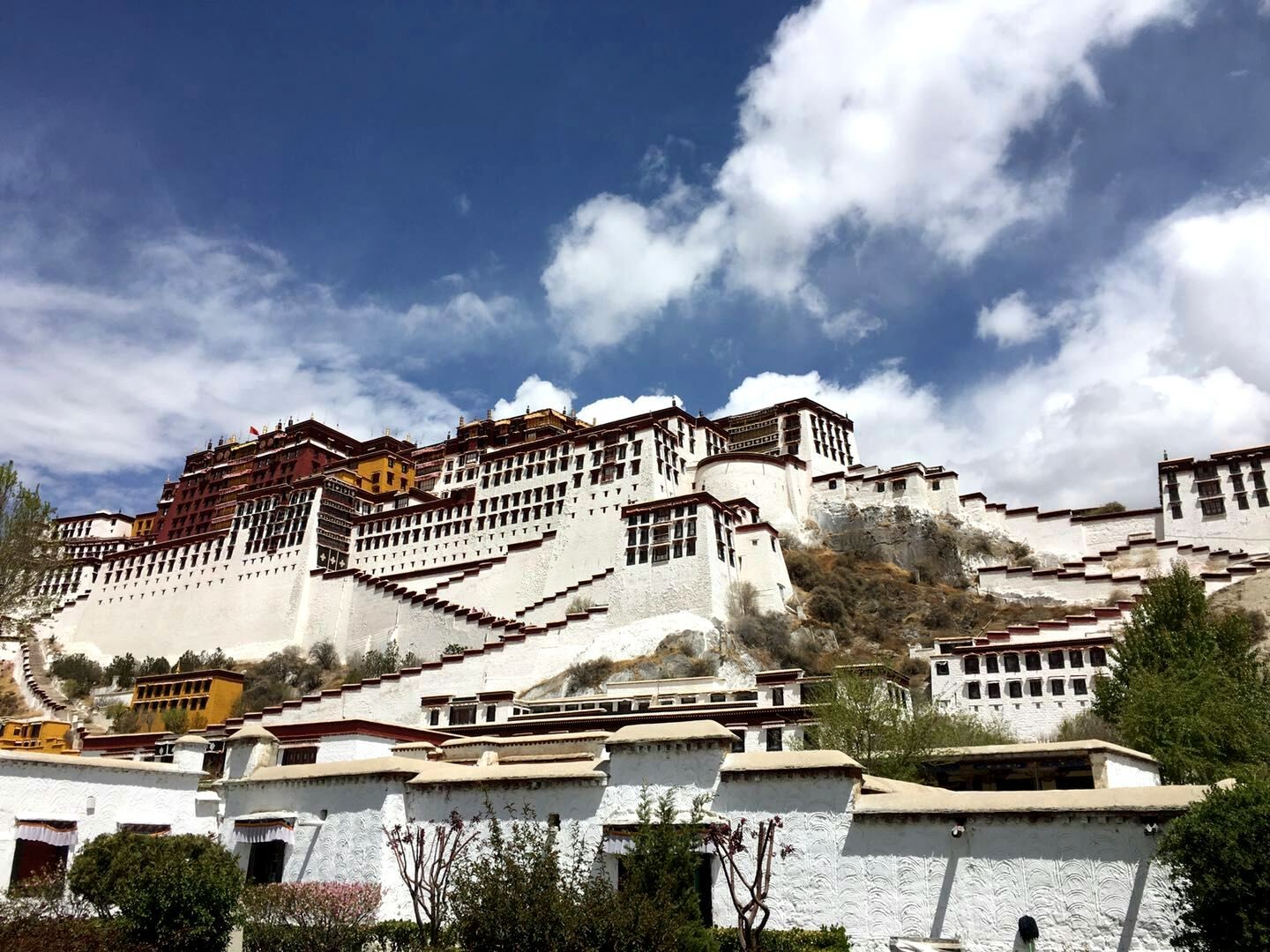 布达拉宫是全木质结构, 受到严密的保护.宫里不让照像.