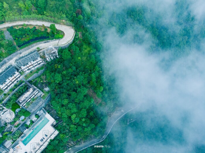 air,悬崖峭壁之上,沉浸氡泉池中,望眼峡谷,小桥,瀑布,劲松,白雾霭霭