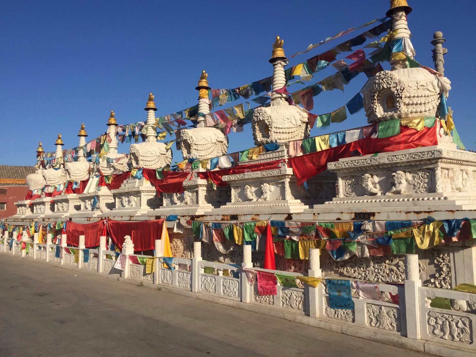 大召寺的珍藏品极为丰富,银佛,龙雕,壁画成为大召寺的"三绝",是明代的