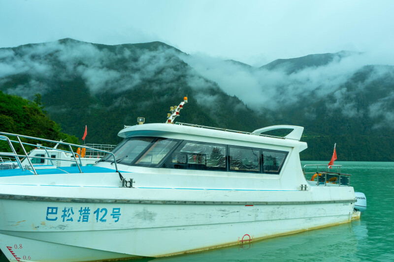 乘着巴松措景区游船前往求子洞