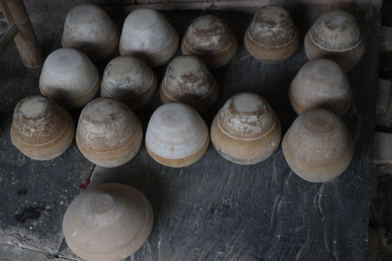 印坯:印模的外形是按坯体内形弧线旋削而成的