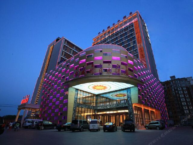 默认安排中成假日酒店,如遇无房调整备选首嘉世豪酒店/尼基金酒店;尼