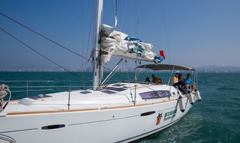 鸿洲国际游艇会出海体验