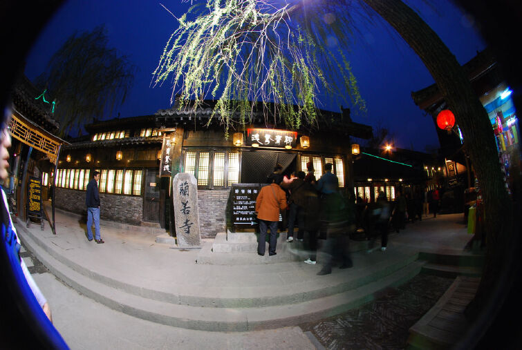 如果你仍余勇可嘉,不妨进到失落古城内的"步步惊心"鬼屋去挑战一