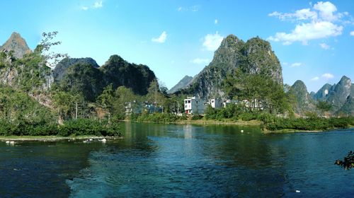 巴馬盤陽河風景區,也叫長壽河風景區,盤陽河源於鳳山縣橋音鄉,流經