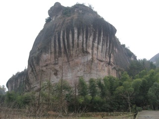 大肚岩（雨蓑岩）