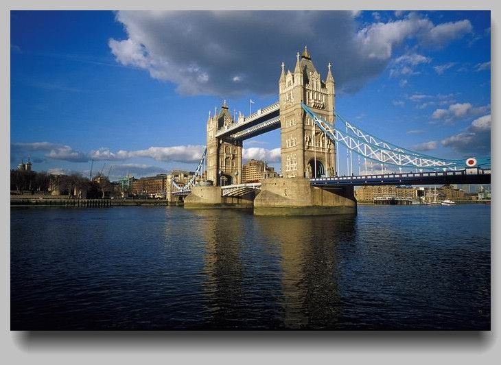 倫敦塔橋(tower bridge)是位於英國倫敦一座橫跨泰晤士河鐵橋,因位於