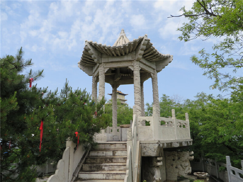 亦有弥陀寺,圣寿寺,紫竹林,西林寺等60余处名胜古迹南五台景区内群山