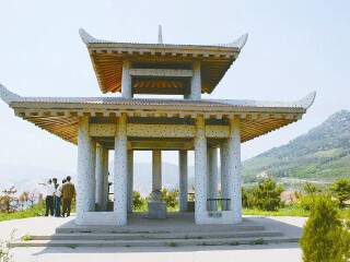 张学良筑港纪念碑