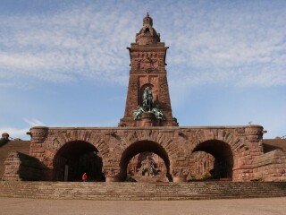 屈夫霍伊泽纪念碑