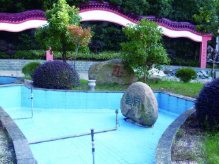 西周鲤龙潭森林公园