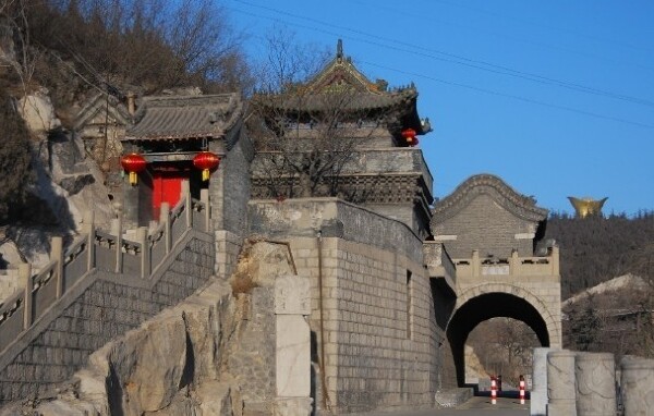 又名龙洞珠泉,在河北邯郸市峰峰矿区滏阳河边,石洞深遂,俗传有黑龙