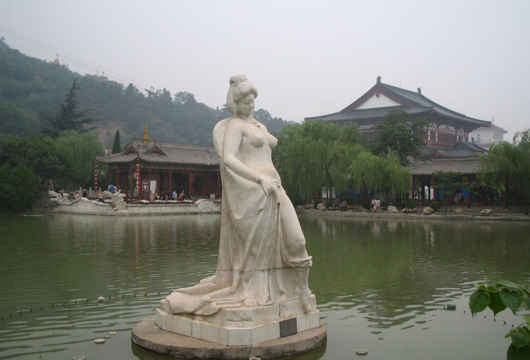 "春寒赐浴华清池,温泉水滑洗凝脂"这就是唐代大诗人白居易《长恨歌》