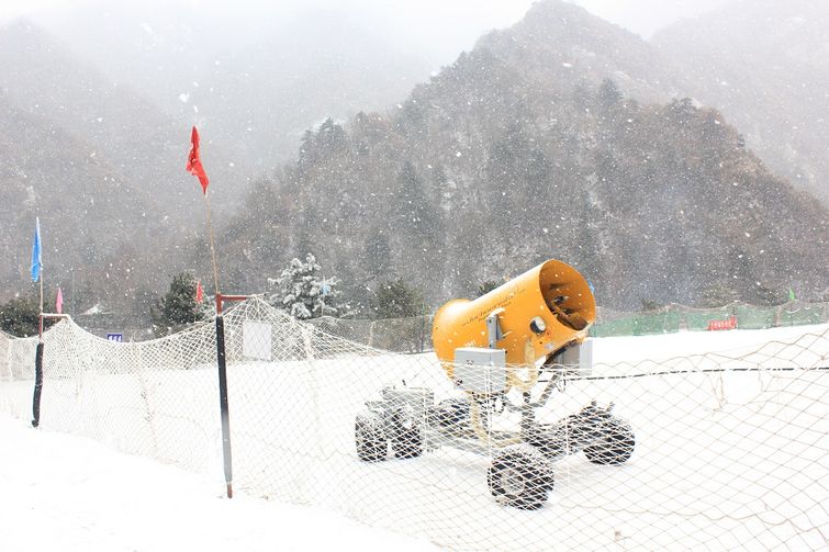 沣峪庄园滑雪场位于大坝河景区内