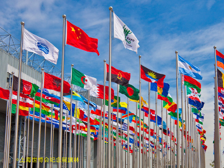 近3000件精心收集的展品,329枚世博印章,246杆旗帜组成的壮观旗林,近