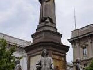 莱昂纳多达芬奇雕像