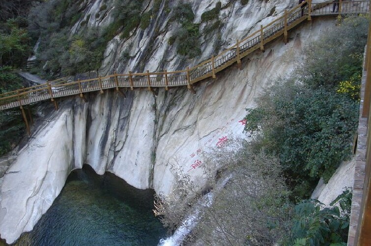 造型奇特的龙潭有10个,最大的为青龙潭,涛声轰鸣,水光潋艳,湖光山色