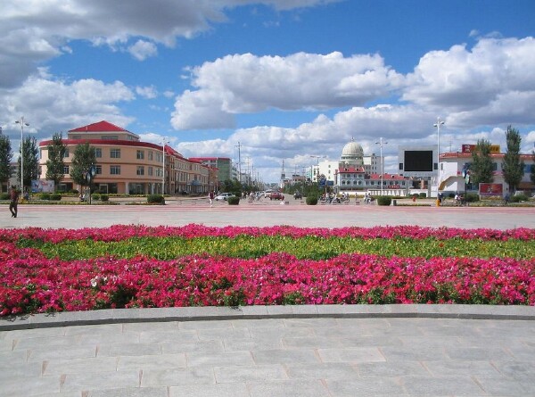 地址:内蒙古锡林浩特市南北大道的中轴线上 锡林广场位于锡林浩特南部