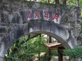 月印龙潭山门