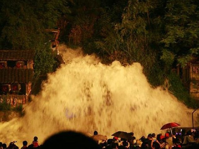 横店《暴雨山洪》