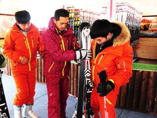 长白山原生态戏冬游乐景区