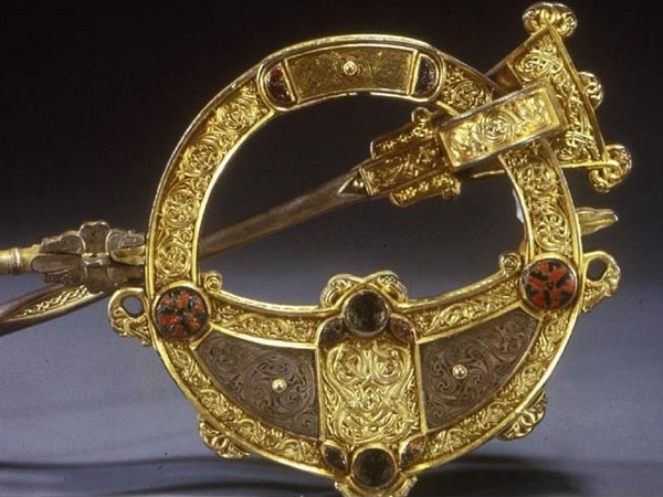 凯尔特人是欧洲最早学会制造和使用铁器和金制装饰品的民族,其中塔拉