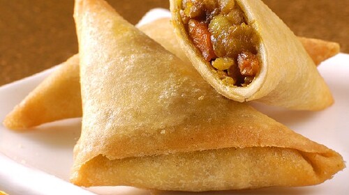 用薄薄的面皮卷上丰富的馅料整体呈三角形状,再经锅油炸而做成的食品