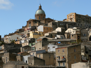 皮亚扎阿尔梅里纳