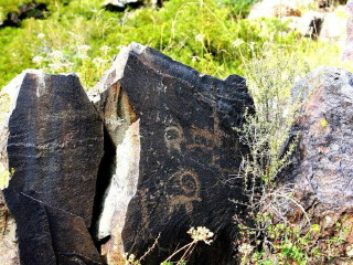 垂吉尔塔格山岩画