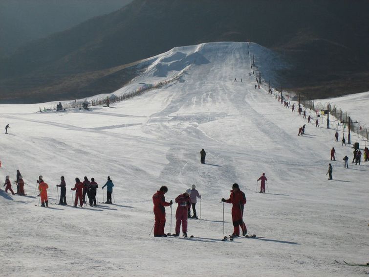 平山西柏坡滑雪场图片