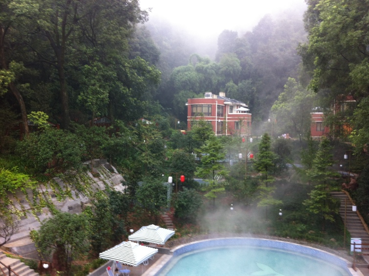 蜀国多仙山,峨眉邈难匹,华夏同龄水,观岭氡温泉!