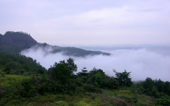 5公里的近郊,321国道桂林至梧州段从山脚经过,距梧州市90公里,桂林市