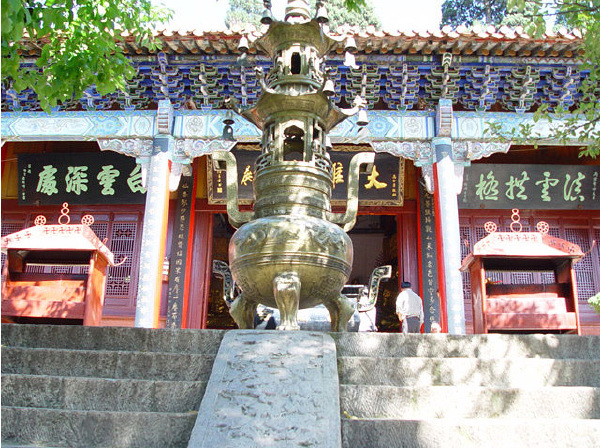 宣威东山公园,位于宣威城东5公里的东山山腰,景区主要以东山寺