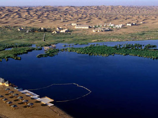 腾格里沙漠月亮湖